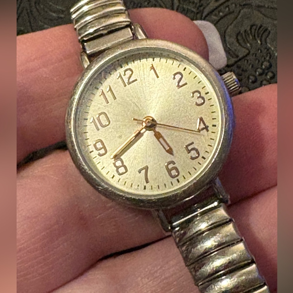 Silver Analog Watch needs battery
